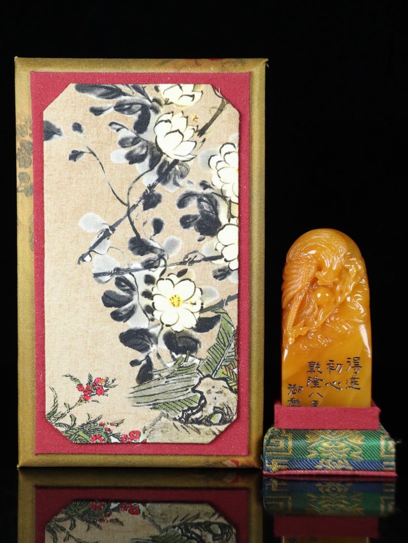 An Exquisite Tianhuang Stone Phoenix Pattern Seal: An Exquisite Tianhuang Stone Phoenix Pattern Seal,Qing Dynasty, China,Qianlong Mark,Size:3.3inx1.5inx1.3in,Weight:202g田黄石凤纹印章,中国清&