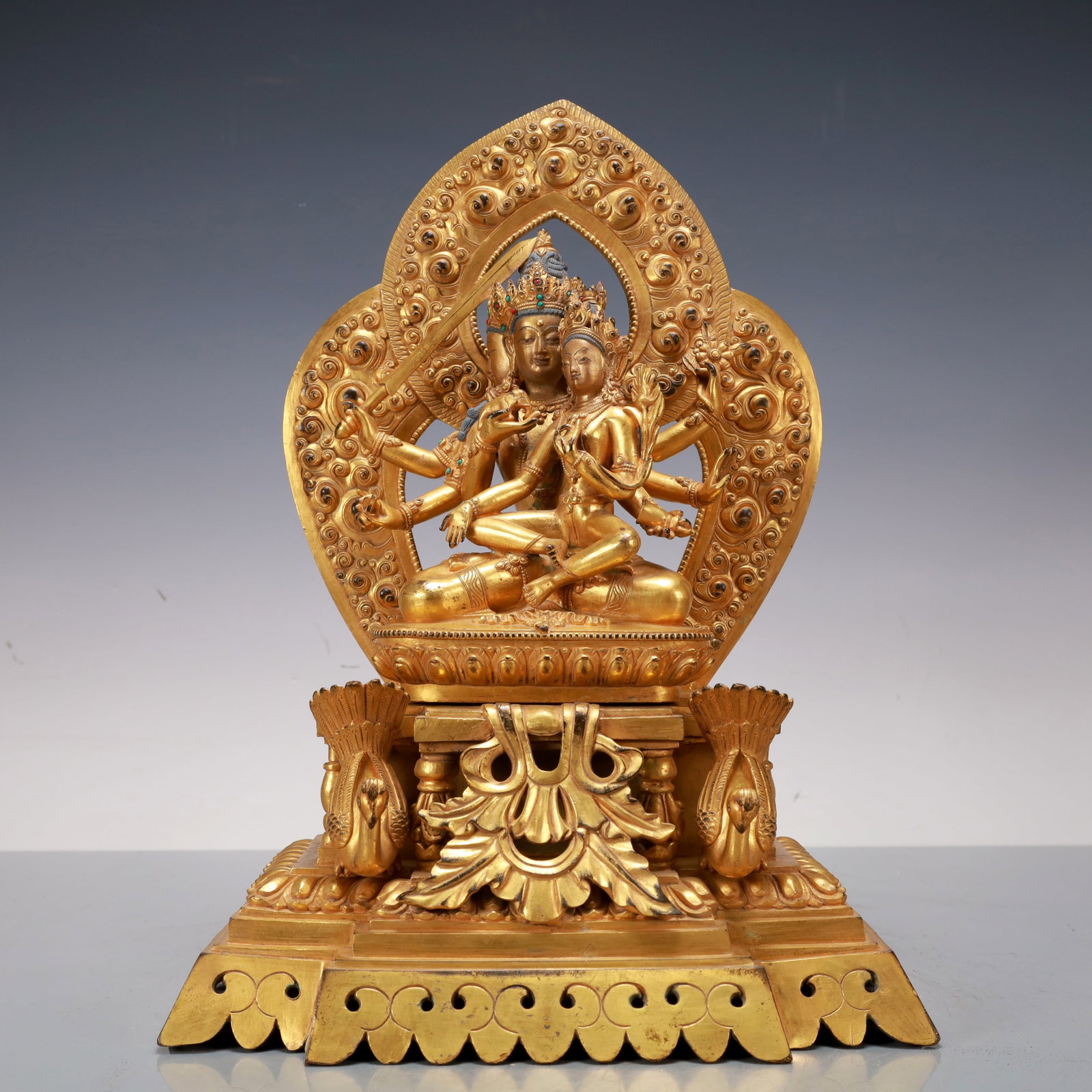 A Exquisite Gilt Bronze Six-arms Statue of Bodhisattva Buddha statue: A Exquisite Gilt Bronze Six-arms Statue of Bodhisattva Buddha statue Qing Dynasty, China Qianlong Six-character Mark Size:10.2inx5.9inx14in Weight:8100g铜鎏金三面六