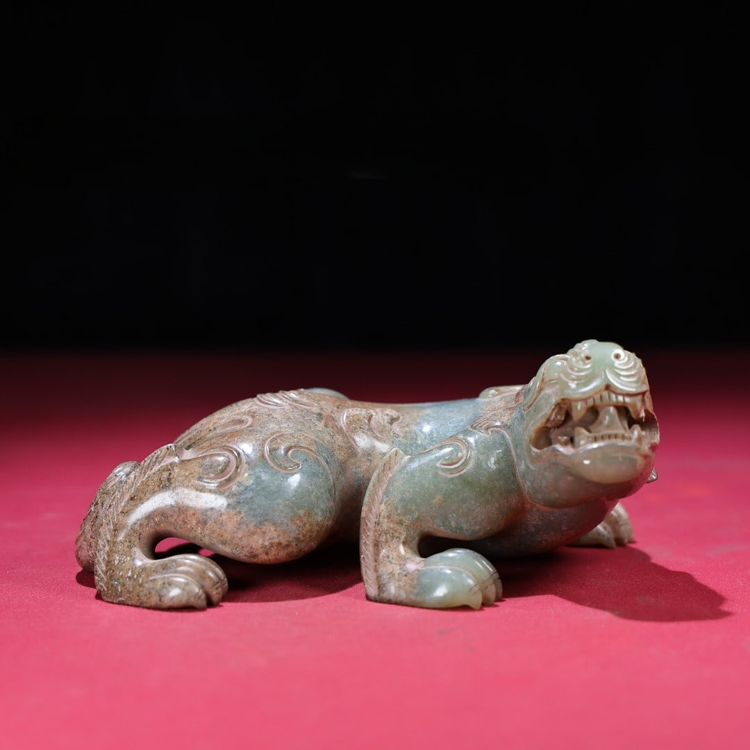 An Exquisite White Jade Auspicious Beast Ornament: An Exquisite White Jade Auspicious Beast Ornament,Qing Dynasty,China,Size:6.6inx4.5inx2.8in,Weight:927g白玉瑞兽摆件,中国清代,Size:16.8cmx11.