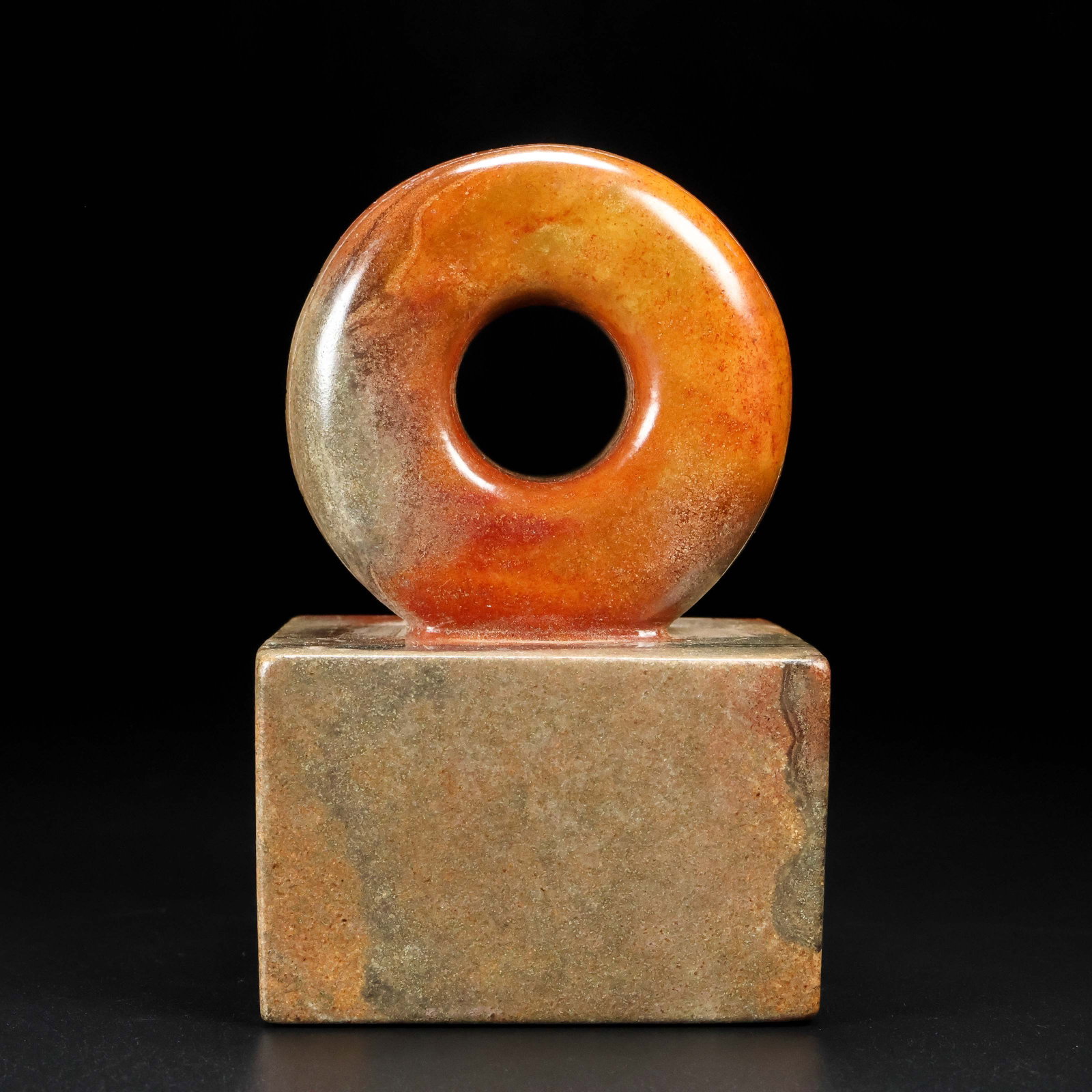 An Exquisite White Jade Seal: An Exquisite White Jade Seal,Qing Dynasty,China,Size:4.3inx2.8inx2.4in,Weight:700g白玉印章,中国清代,Size:11cmx7cmx6cm,Weight:700g