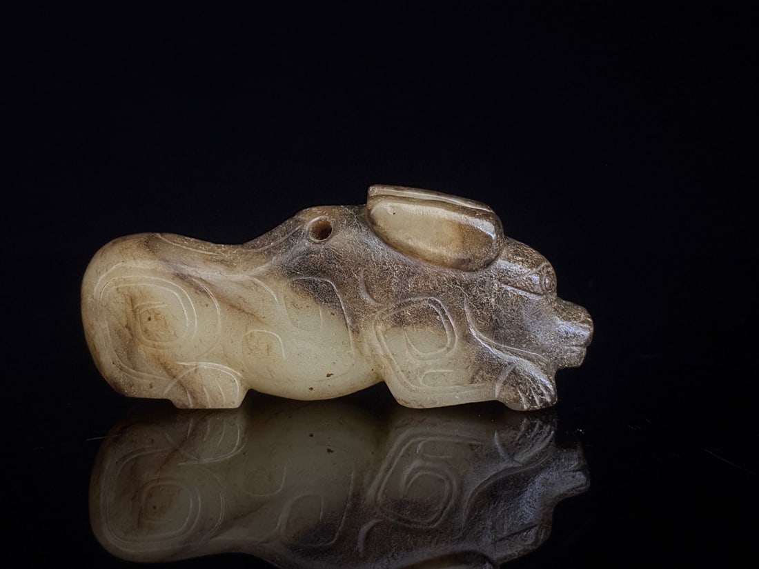 An Exquisite White Jade Auspicious Beast Pendant: An Exquisite White Jade Auspicious Beast Pendant,the Sang and Zhou in Period in China,Size:3.5inx1.4inx0.9in,Weight:147g白玉瑞兽挂件,中国商周
