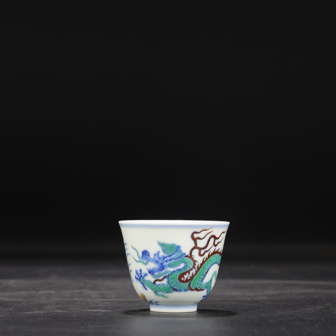An Exquisite Doucai Dragon Pattern Cup: An Exquisite Doucai Dragon Pattern Cup Ming Dynasty, China Chenghua Six-character Mark Size:2.2inx2.8in斗彩云龙纹铃铛杯 中国明代