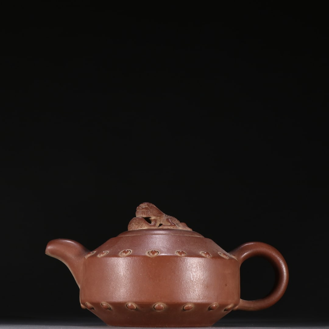 An Exquisite Purple Sands Teapot: An Exquisite Purple Sands Teapot Qing Dynasty, China Size:3.7inx6.9in紫砂鼓钉茶壶 中国清代 Size:9.5cmx17.6cm