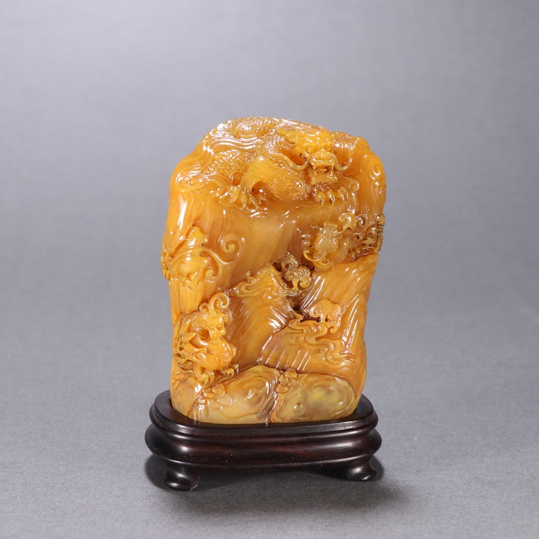An Exquisite Tianhuang Stone Auspicious Cloud and Dragon Pattern Seal: An Exquisite Tianhuang Stone Auspicious Cloud and Dragon Pattern Seal,Qing Dynasty,China,Size:3.1inx2.2in,Weight:226g田黄石祥云龙纹印章,中&#