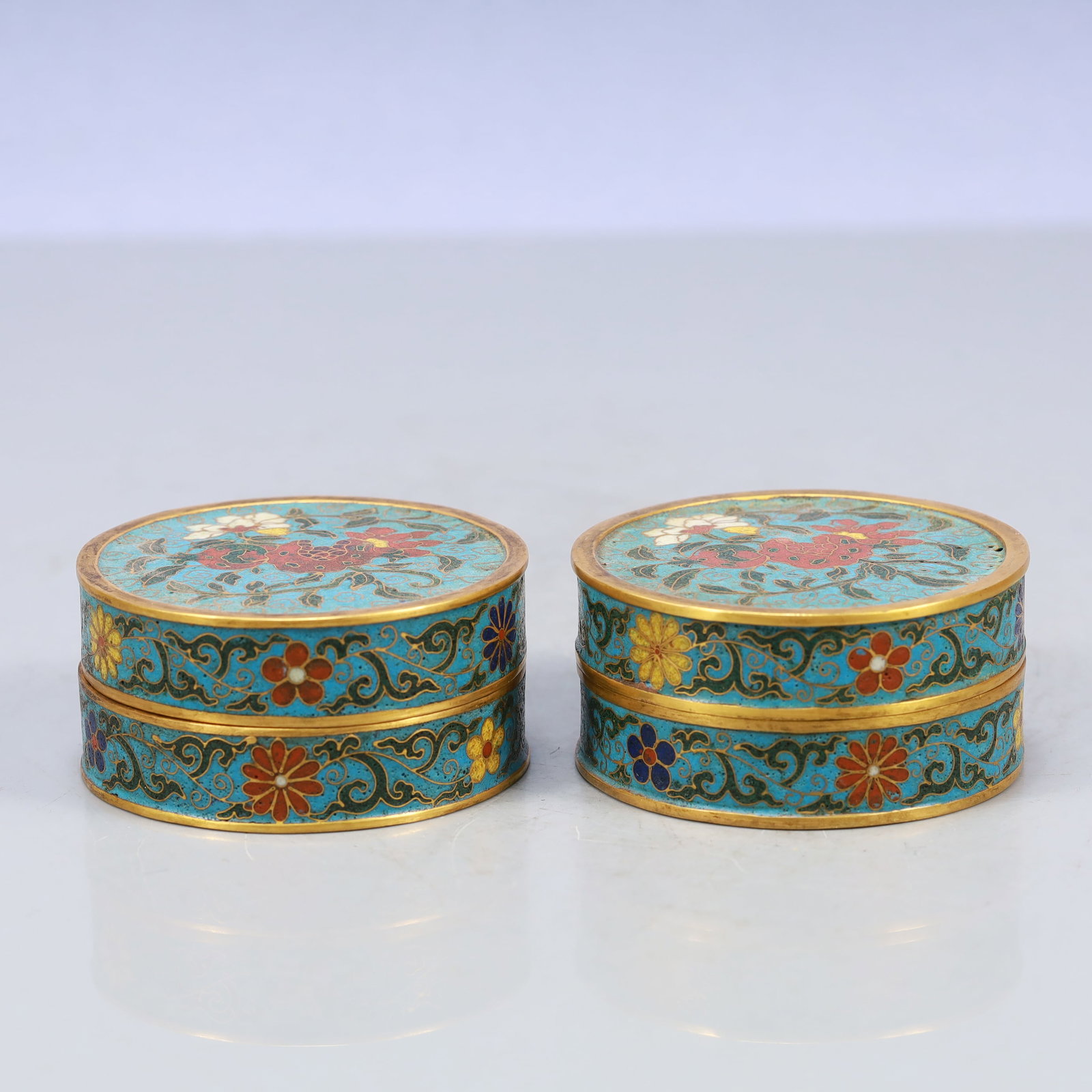A Exquisite A pair of Cloisonne Flower Pattern Box: A Exquisite A pair of Cloisonne Flower Pattern Box Ming Dynasty, China Xuande Four-character Mark Size:3.3inx1.6in Weight:650g一对景泰蓝花卉纹盒 &