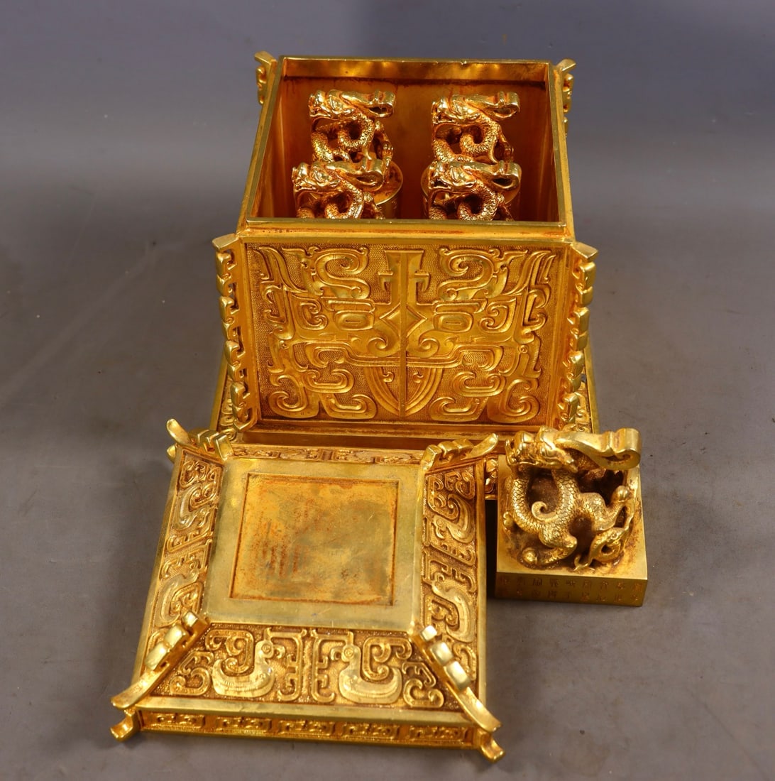A Set of Fine Gilt Bronze Dragon-Shaped Seals,With Poem: A Set of Fine Gilt Bronze Dragon-Shaped Seals,With Poem,Qing Dynasty,China,Size:(Total)9.4in,(Box)6.9inx6.9in,(Seal)2.8inx2.4in,4.7inx1.8in,Total Weight:7720g一套铜鎏金&#