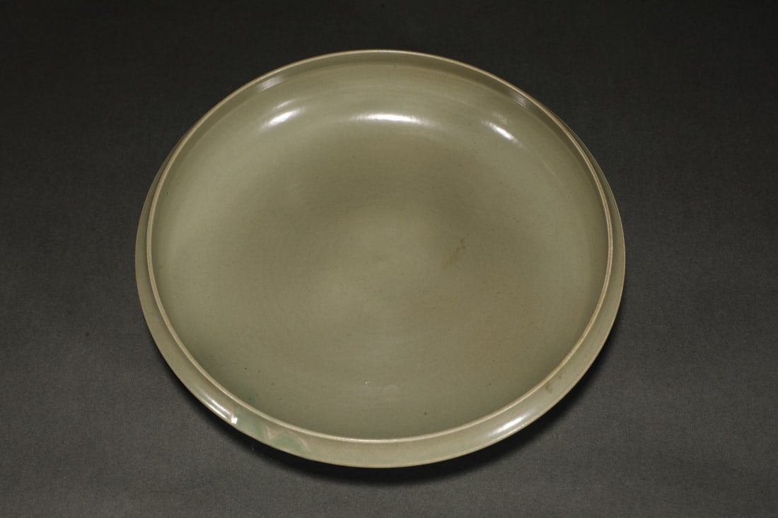 An Exquisite Yue yao Celadon Plate (1 of 9)