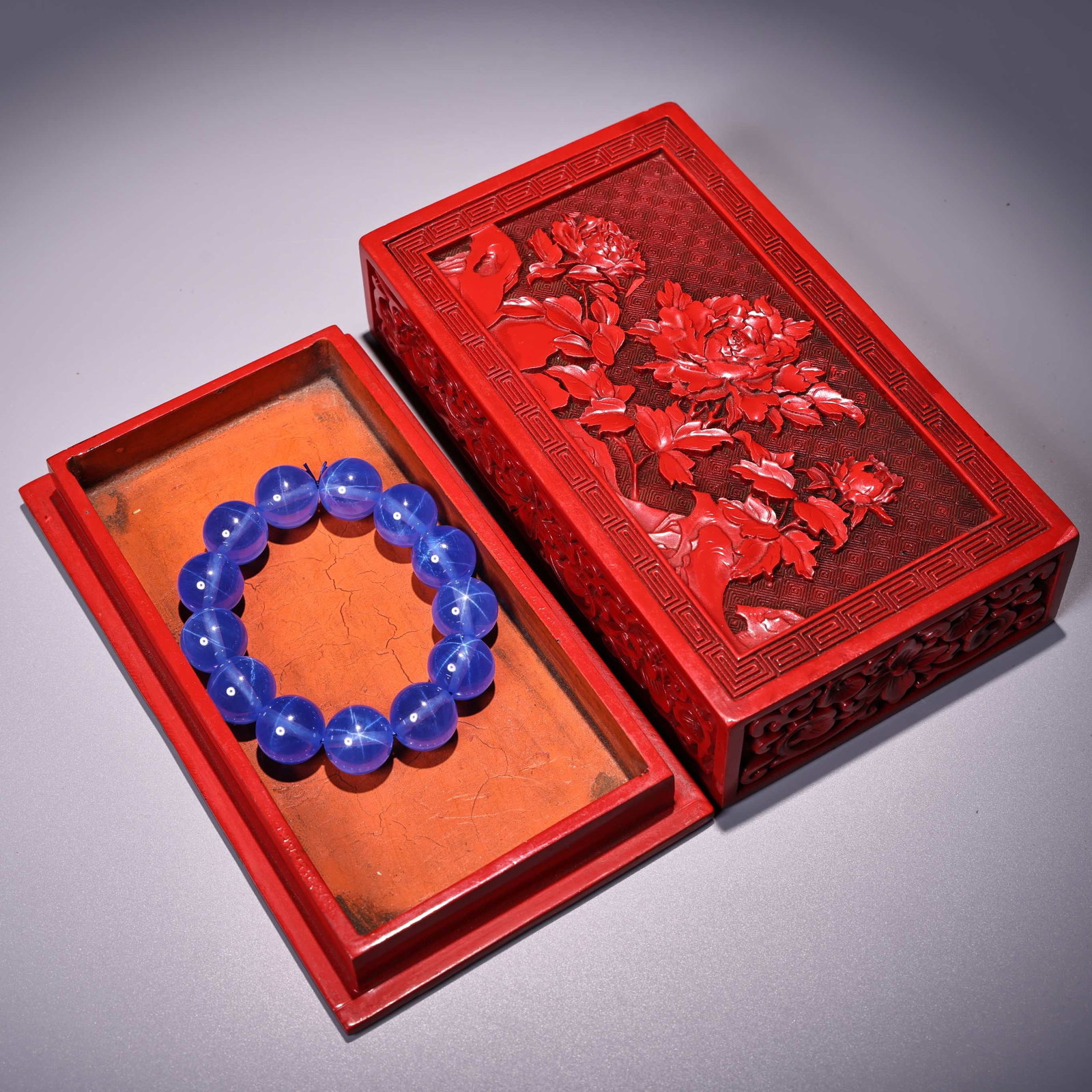An Exquisite Sapphire Bracelets,With Carved Red Lacquer Cover Box: An Exquisite Sapphire Bracelets,With Carved Red Lacquer Cover Box,Qing Dynasty, China,Size:0.6in,Weight:110g蓝宝石手链,配剔红漆盖盒,&#