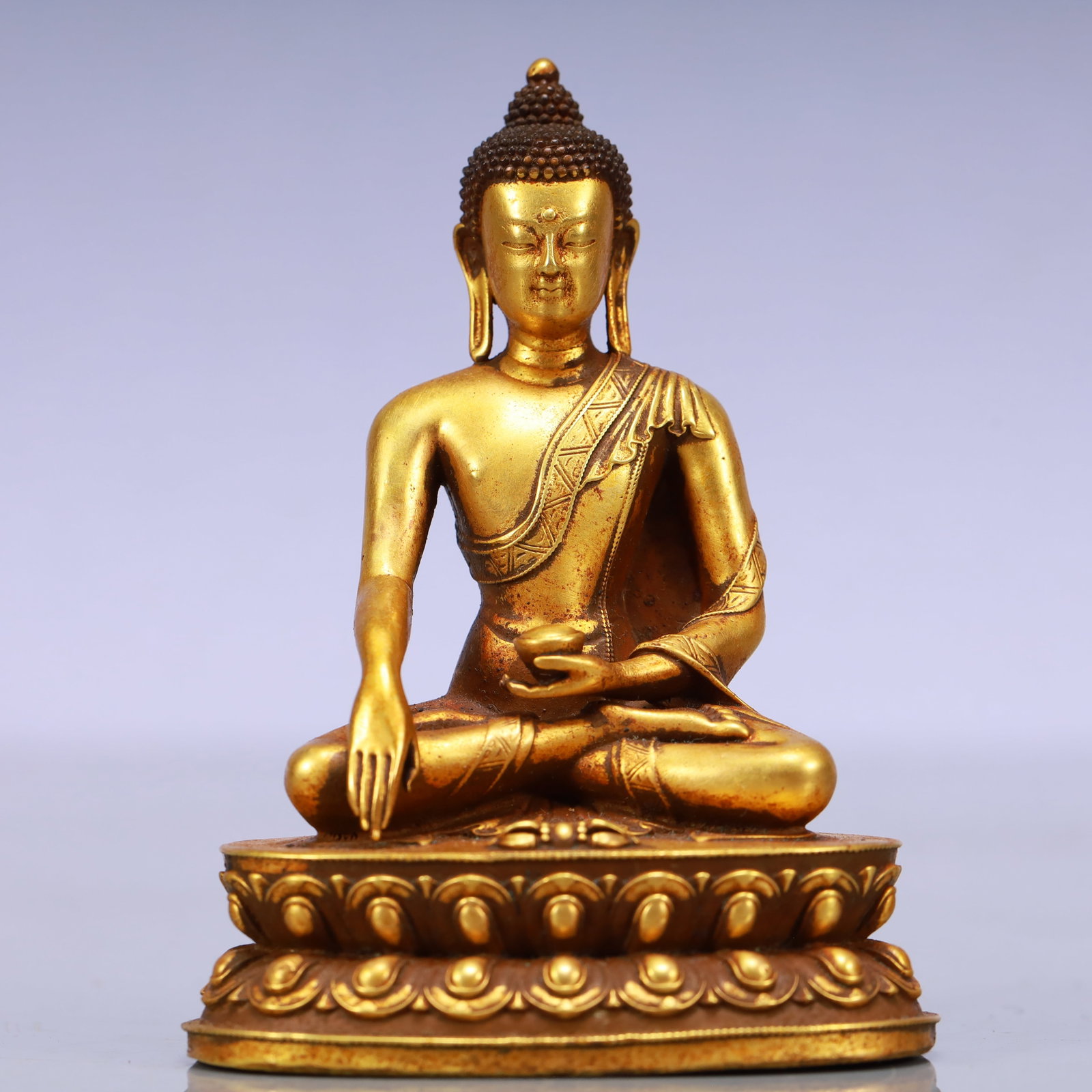An Exquisite Gilt Bronze Statue of Sakyamuni: An Exquisite Gilt Bronze Statue of Sakyamuni Ming Dynasty, China Size:2.8inx2inx3.9in Weight:563g铜鎏金如来佛像 中国明代 Size:7cmx5cmx