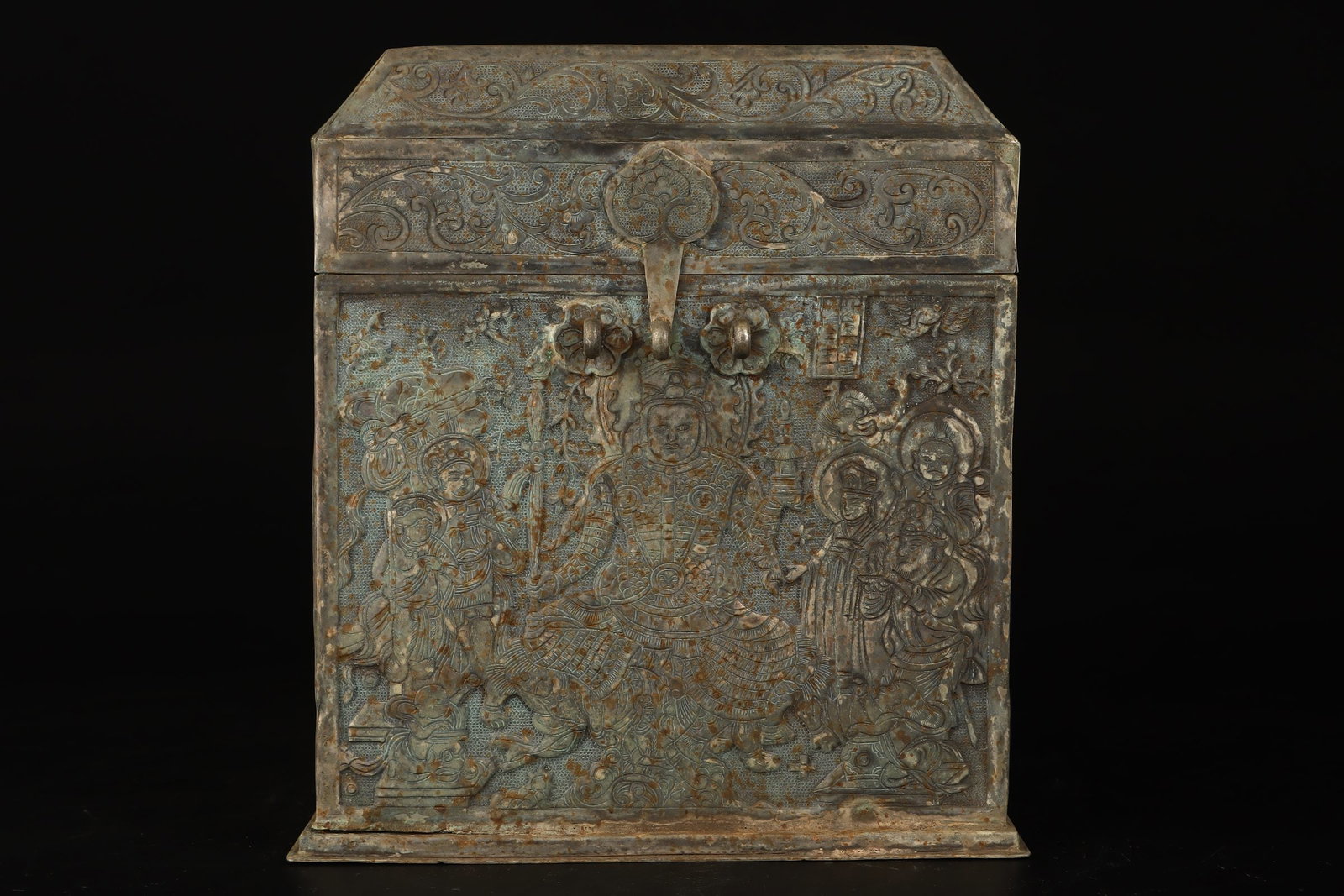 An Exquisite Silver Figure and Dragon Pattern Box: An Exquisite Silver Figure and Dragon Pattern Box,Qing Dynasty,China,Size:7.5inx6.3in,Weight:1108g银人物龙纹箱子,中国清代,Size:19cmx16