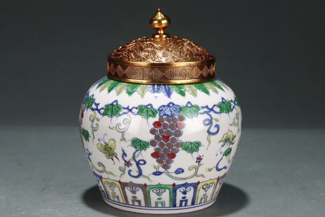 An Exquisite Doucai Grapes Pattern Jar - 2