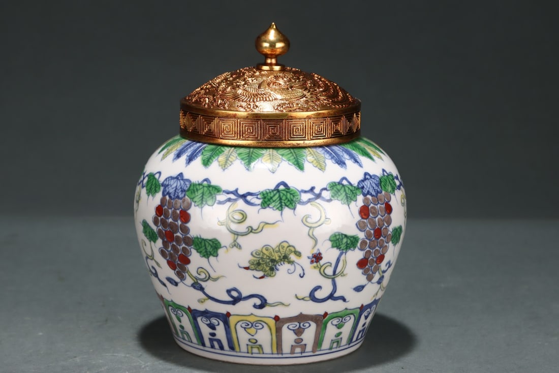 An Exquisite Doucai Grapes Pattern Jar - 3
