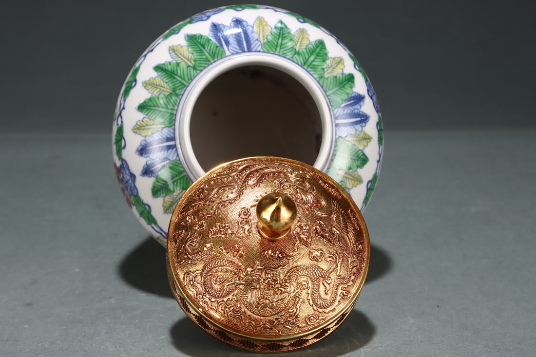 An Exquisite Doucai Grapes Pattern Jar - 6