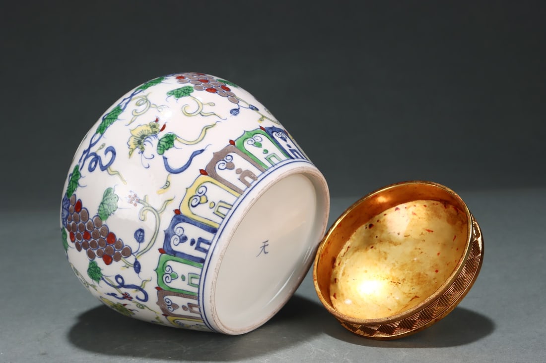An Exquisite Doucai Grapes Pattern Jar - 7