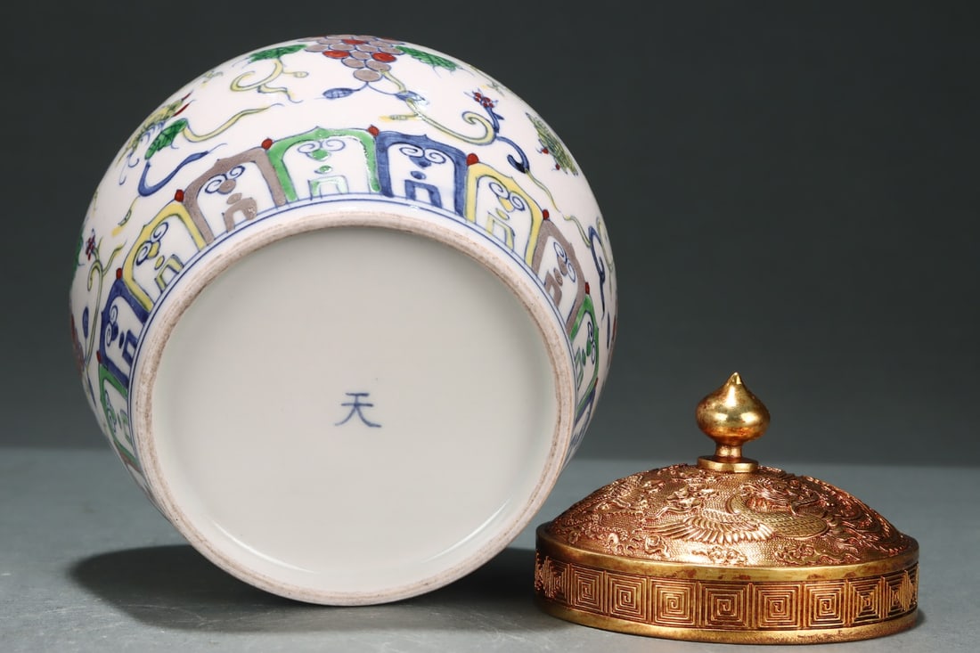 An Exquisite Doucai Grapes Pattern Jar - 8