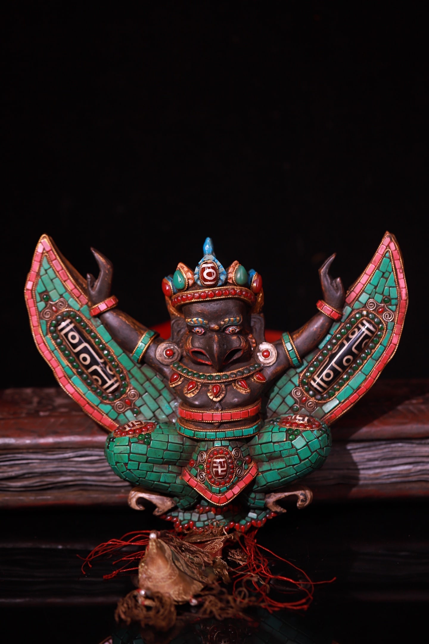 A Solemn Bone Inlaid Turquoise with Dzi Bead Statue of Garu?a: A Solemn Bone Inlaid Turquoise with Dzi Bead Statue of Garu?a,Qing Dynasty,ChinaSize:7.9inx24.cm,Weight:1450g骨头镶绿松石和天珠大鹏