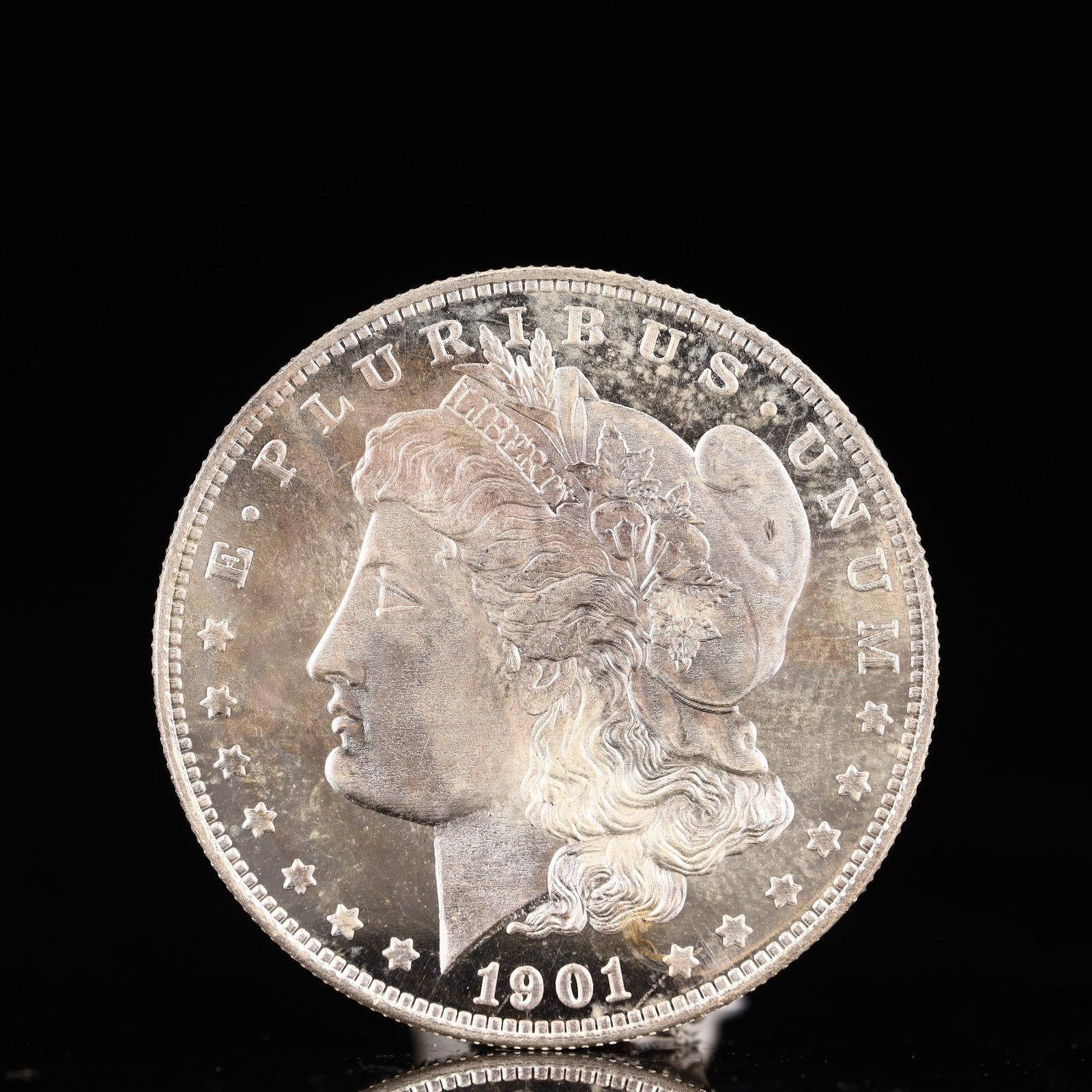 USA Morgan Dollar 1901 Coin: Obv: profile bust with date below and E PLURIBUS UNUM legend and stars around. Rev: eagle with In God we trust above within wreath with UNITED STATES OF AMERICA ONE DOLLAR legend. IN GOD WE TRUST / LI