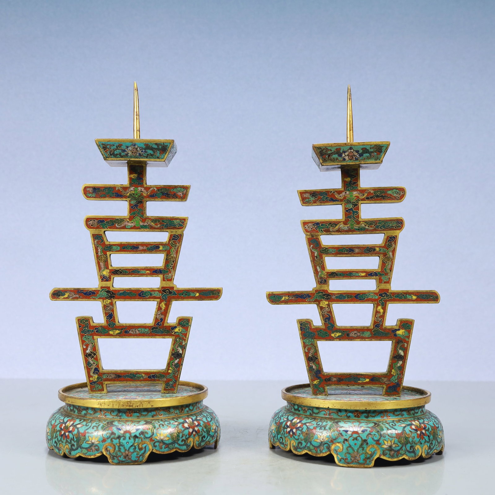 A Exquisite A pair of Cloisonne Lotus Pattern Candlestick: A Exquisite A pair of Cloisonne Lotus Pattern Candlestick Qing Dynasty, China Size:5.1inx11in Weight:2700g一对景泰蓝缠枝莲纹烛台 È