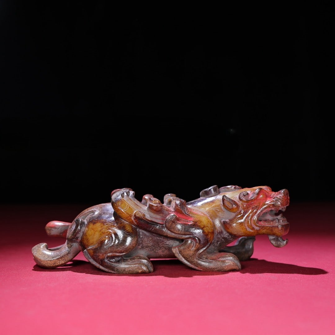 An Exquisite White Jade Auspicious Beast Ornament: An Exquisite White Jade Auspicious Beast Ornament,Qing Dynasty,China,Size:7.5inx2.4inx2.3in,Weight:815g白玉瑞兽摆件,中国清代,Size:19cmx6.1cm