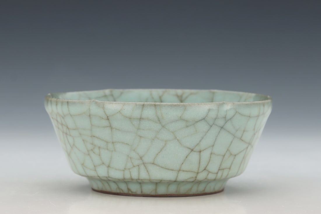 An Exquisite Guan yao Celadon Glazed Brush Washer: An Exquisite Guan yao Celadon Glazed Brush Washer Song Dynasty, China Size:1.9inx4.6in官窑青釉葵口洗 中国宋代 Size:4.8cmx11.7cm