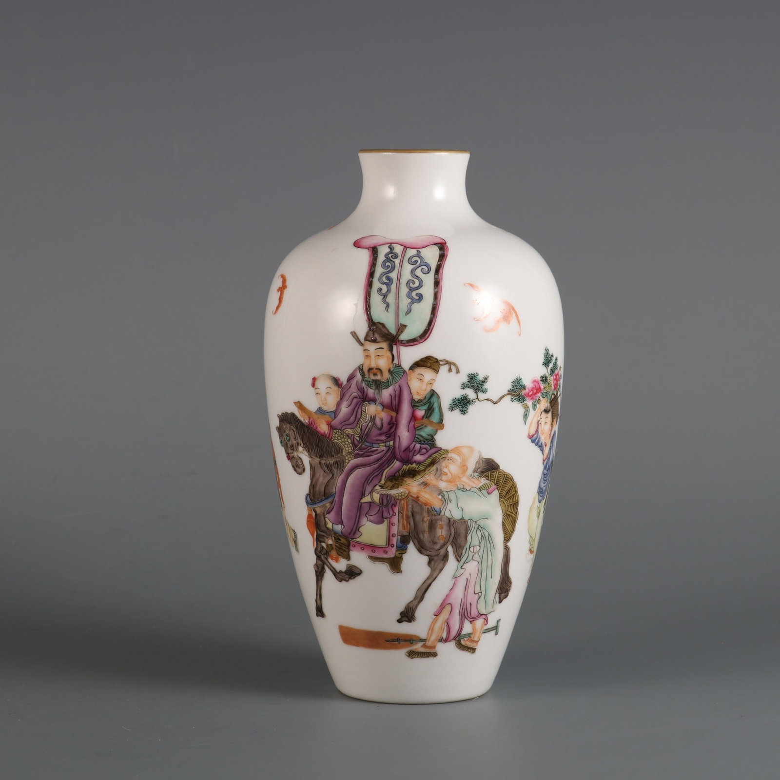 An Exquisite Enamel Character and Story Pattern Poem Vase: An Exquisite Enamel Character and Story Pattern Poem Vase Qing Dynasty, China Qianlong Four-character MarkSize:7.2inx3.7in珐琅彩人物故事纹诗ਧ