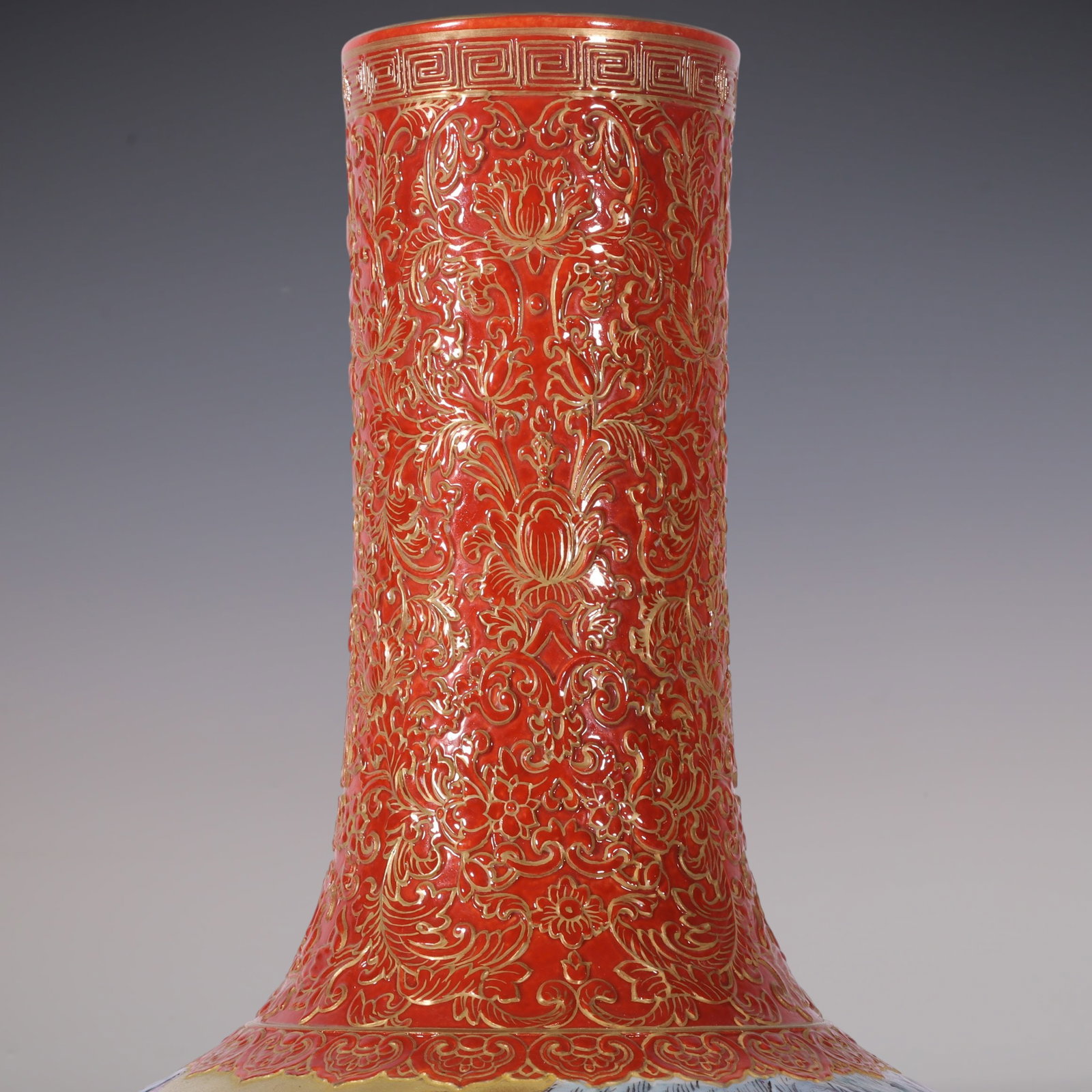 An Exquisite Enamel Lotus Pattern Landscape Pattern Vase - 2