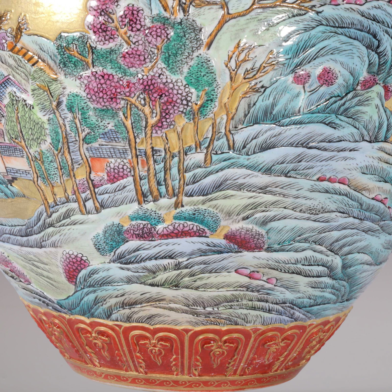 An Exquisite Enamel Lotus Pattern Landscape Pattern Vase - 4