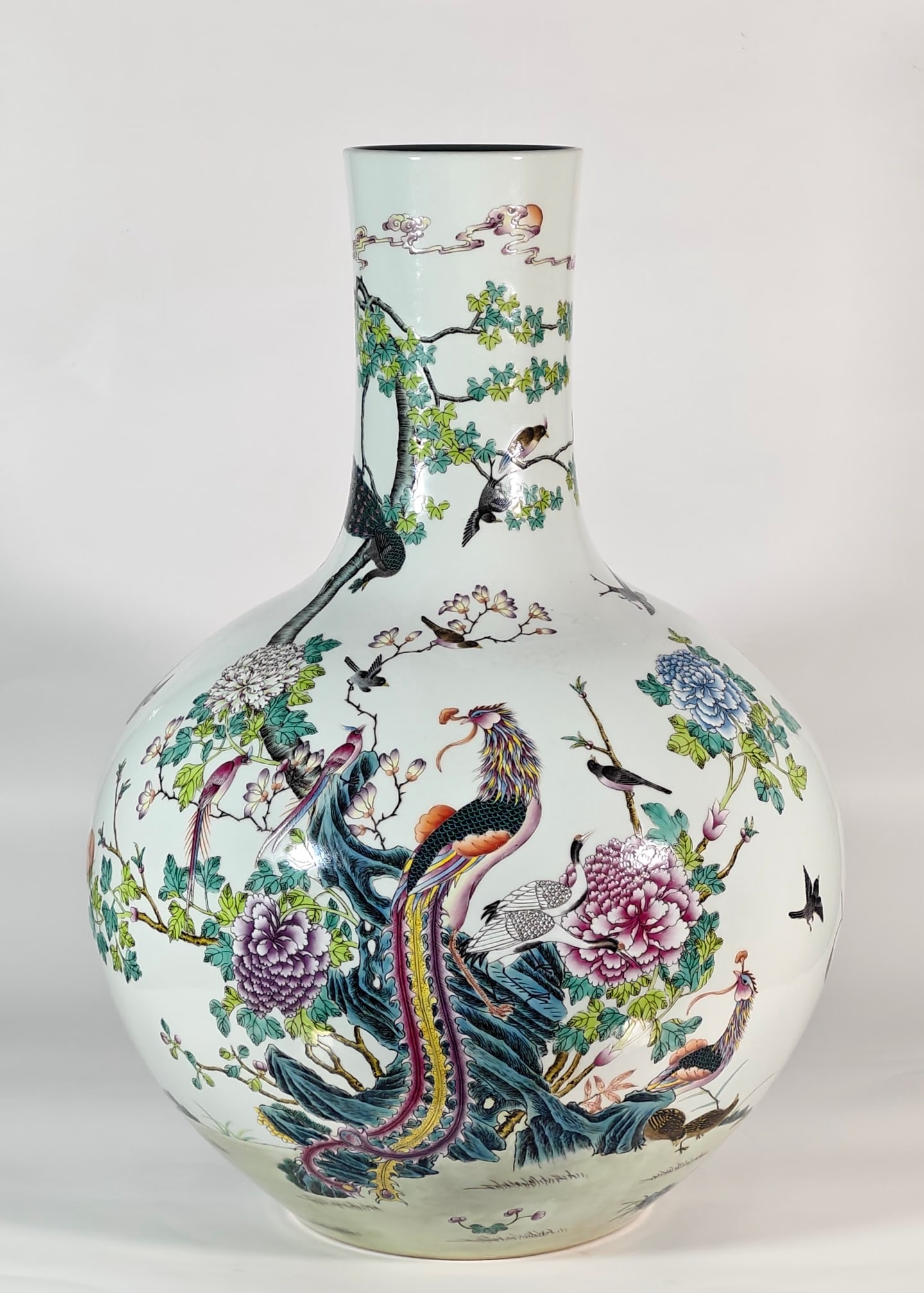 A Huge Famille-Rose Flower and Bird Pattern Vase: A Huge Famille-Rose Flower and Bird Pattern Vase,Qing Dynasty,China,Qianlong Six-character Mark,Size:23.4inx16.1in粉彩花鸟纹瓶,中国清代,