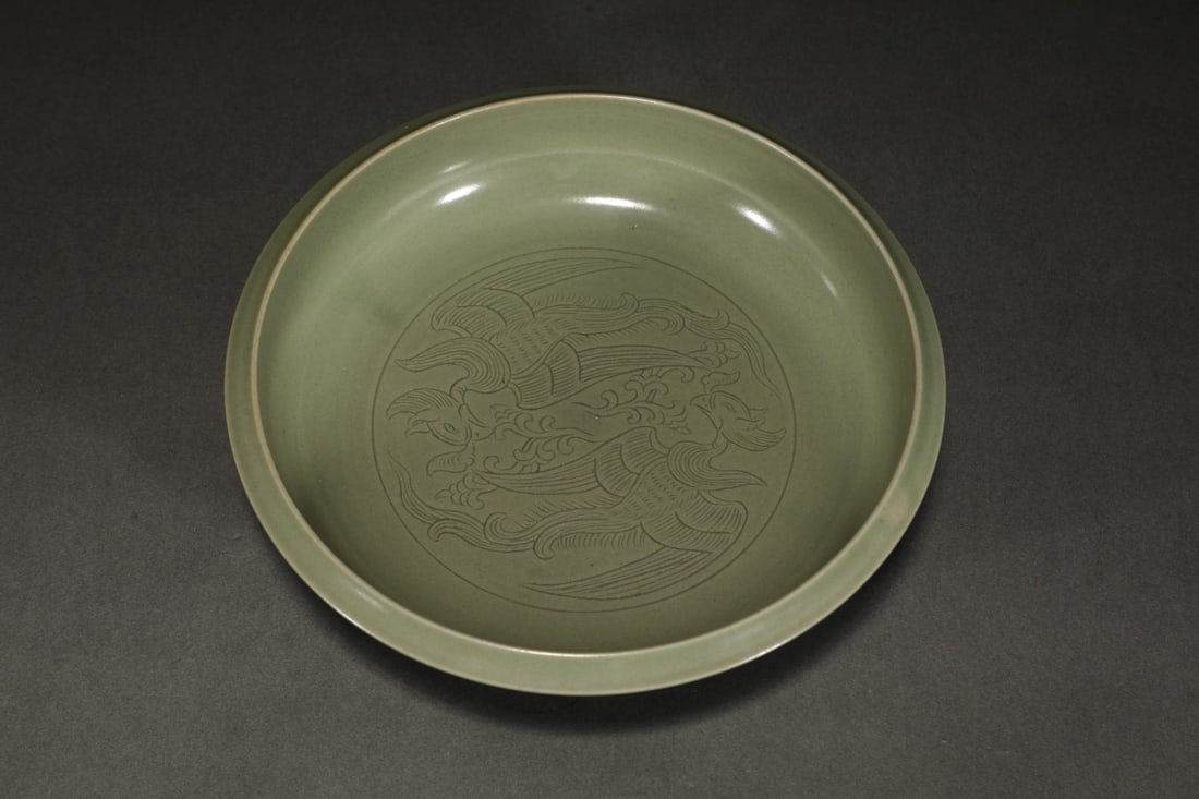 An Exquisite Yue yao Celadon Phoenix Pattern Plate: An Exquisite Yue yao Celadon Phoenix Pattern Plate Tang Dynasty, China Size:2.4inx7.8in越窑秘色青磁刻花对凤盘