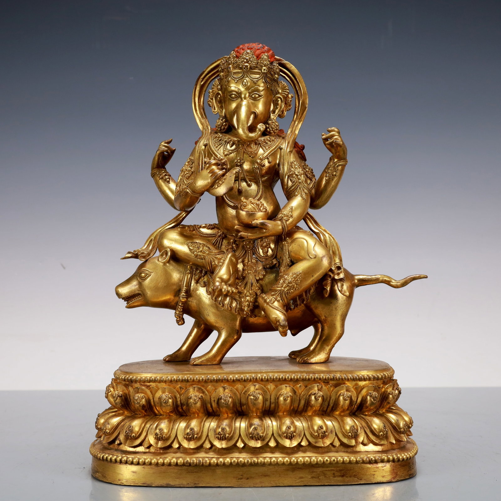 A Exquisite Gilt Bronze Statue of Mammon Buddha statue: A Exquisite Gilt Bronze Statue of Mammon Buddha statue Qing Dynasty, China Size:9.1inx5.5inx12.2in Weight:6600g铜鎏金象鼻财神佛像