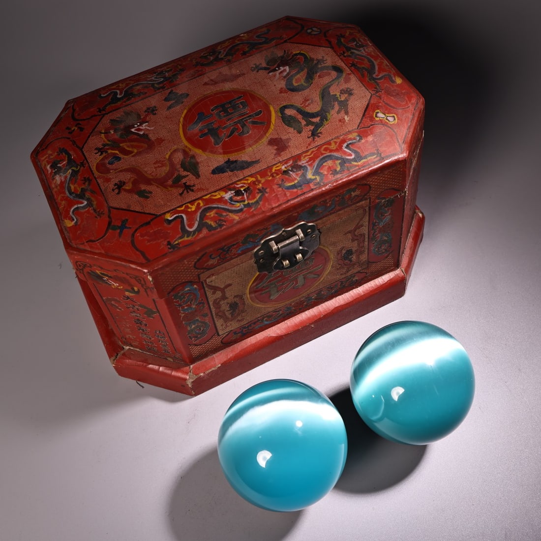 A Pair of Exquisite Cat's Eye Ornaments: A Pair of Exquisite Cat's Eye Ornaments,Qing Dynasty, China,Size:3.1in,Total Weight:1500g一对猫眼石摆件,中国清代,Size:8cm,Total