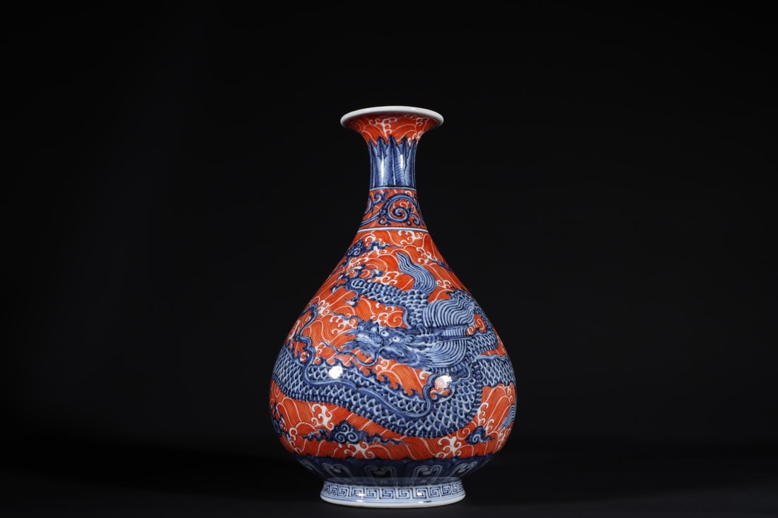 An Exquisite Blue and White Iron-Red Seawater Pattern Dragon Pattern Vase: An Exquisite Blue and White Iron-Red Seawater Pattern Dragon Pattern Vase Ming Dynasty, China Xuande Six-character Mark