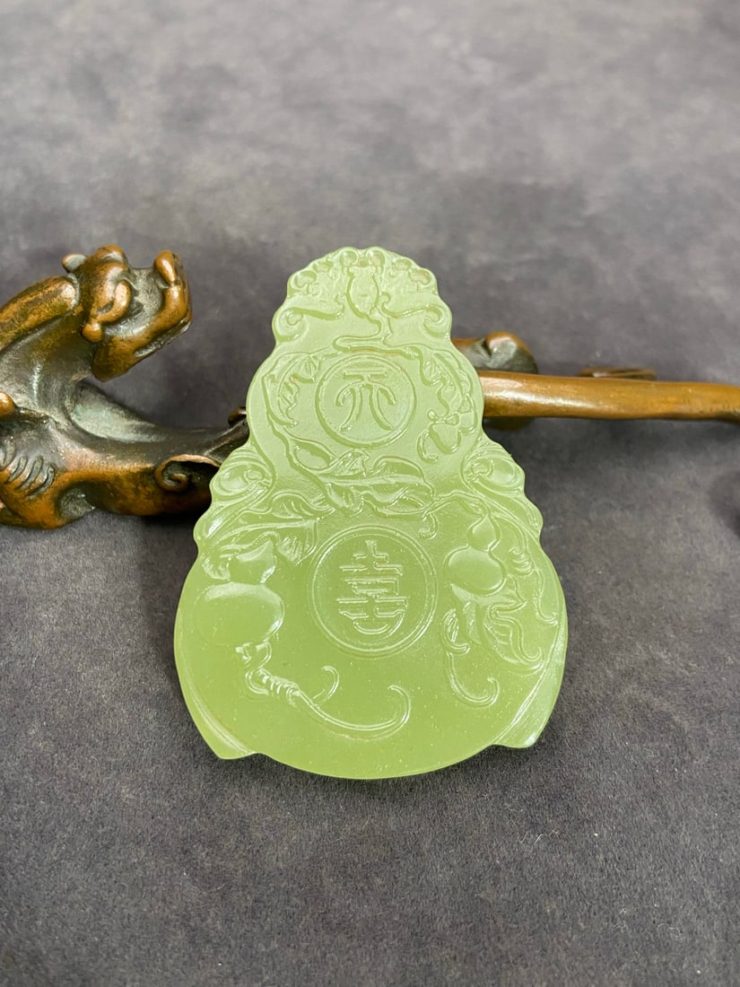 An Exquisite Yellow Jade Gourd Pattern Pendant: An Exquisite Yellow Jade Gourd Pattern Pendant,Qing Dynasty,China,Size:2.4inx1.7inx0.2in,Weight:31g黄玉葫芦纹挂件,中国清代,Size:6cmx4.