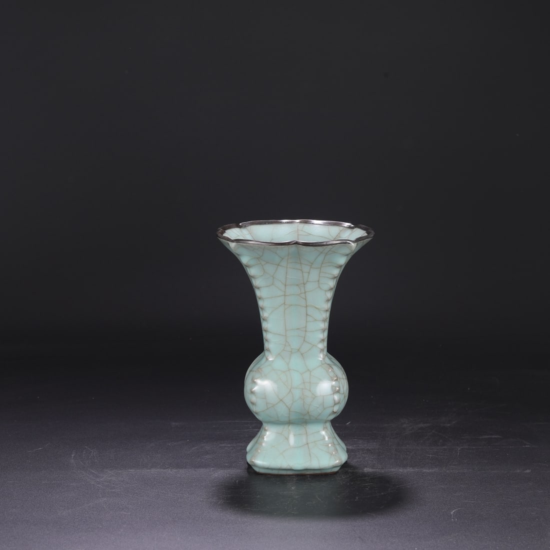 An Exquisite Guan yao Celadon Glazed Vase: An Exquisite Guan yao Celadon Glazed Vase Song Dynasty, China Size:9.4inx3.9in官窑青釉大花孤 中国宋代 Size:24cmx10cm