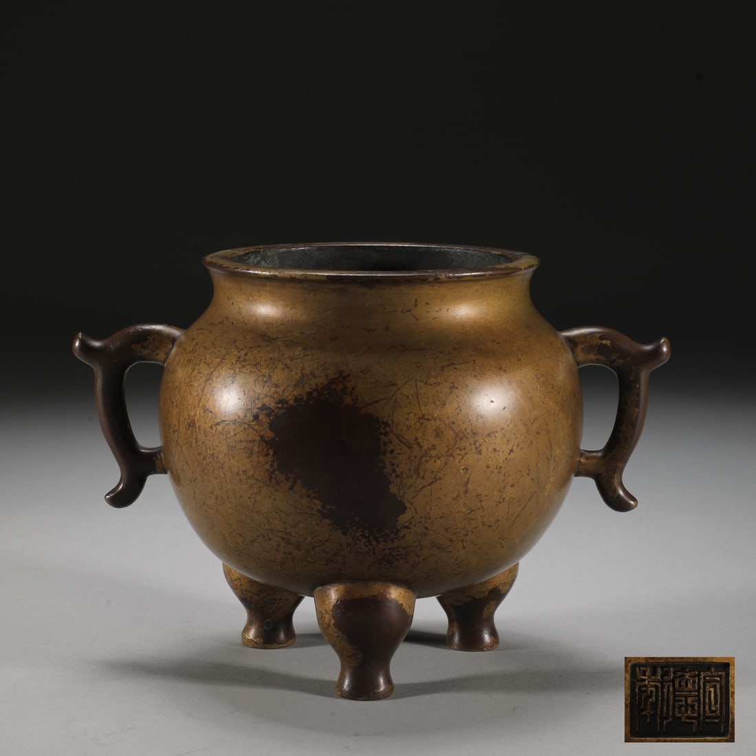 An Exquisite Bronze Double-Ears and Tripod Censer: An Exquisite Bronze Double-Ears and Tripod Censer,Ming Dynasty,China,With Mark,Size:5.4inx5.6inx8in,Weight:2300g铜双耳三足香炉,中国明代