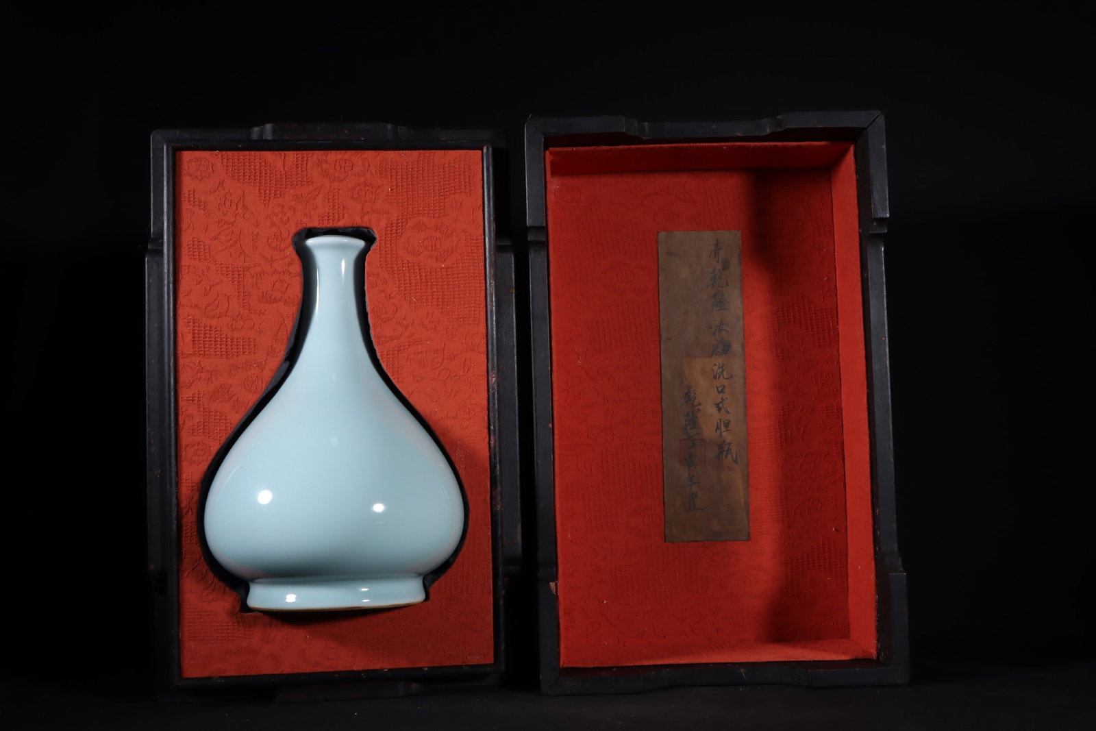 An Exquisite Ru yao Vase: An Exquisite Ru yao Vase Qing Dynasty, China Qianlong Six-character Mark Size:9.4inx6.7in汝窑洗口式胆瓶 中国清代 大清È