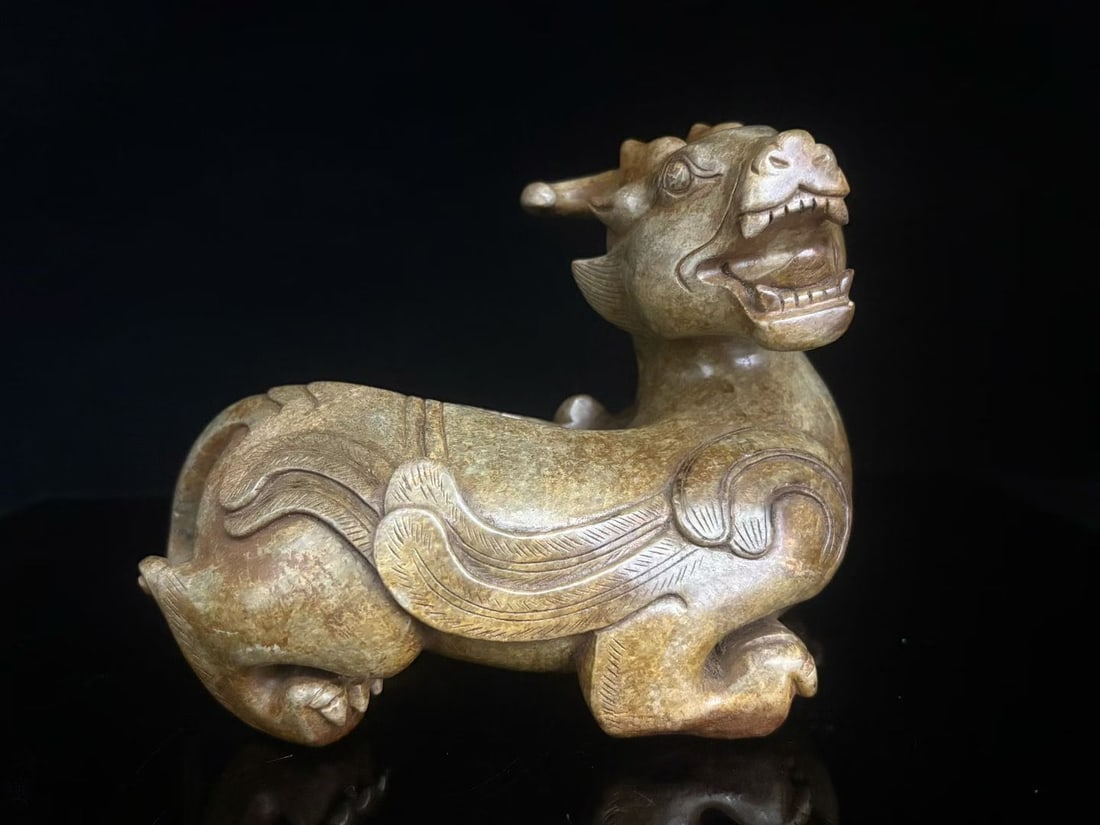 An Exquisite White Jade Auspicious Beast Ornament (1 of 9)