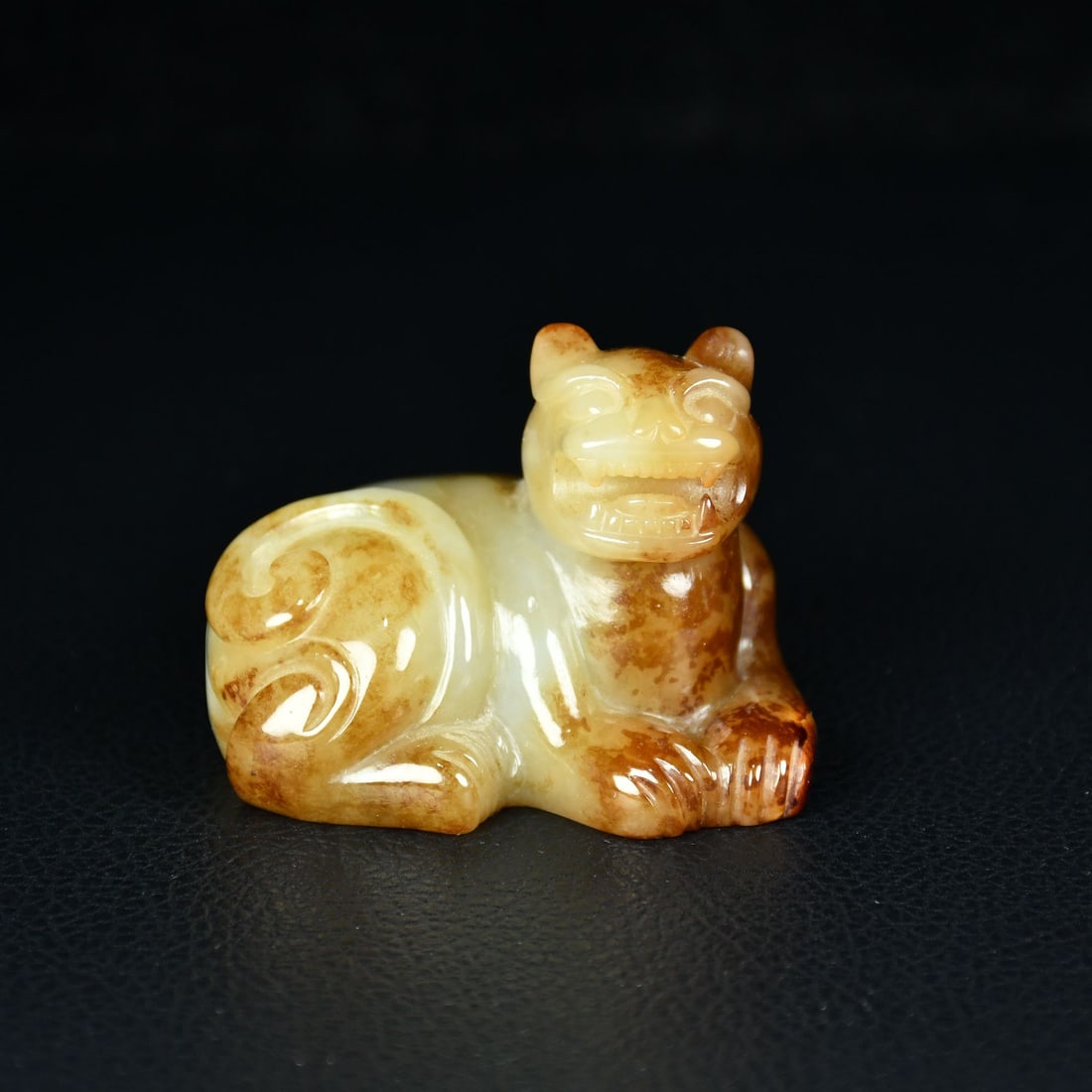 An Exquisite White Jade Auspicious Beast Ornament: An Exquisite White Jade Auspicious Beast Ornament,Qing Dynasty, China,Size:1.6inx2.2in,Weight:134g白玉瑞兽摆件,中国清代,Size:4cmx5.5cm,Weigh