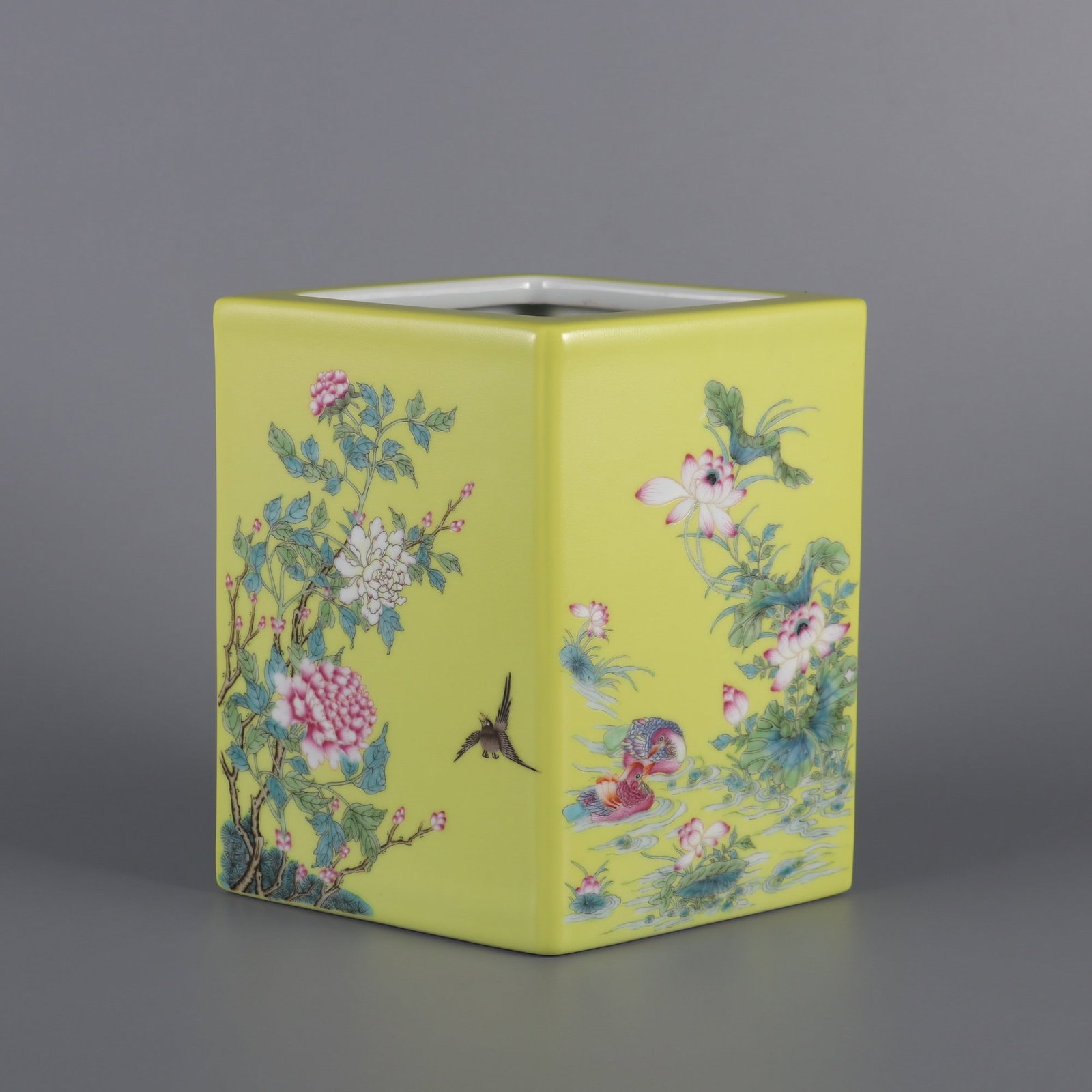 An Exquisite Famille-Rose Flower and Bird Pattern Brush Pot: An Exquisite Famille-Rose Flower and Bird Pattern Brush Pot Qing Dynasty, China Qianlong Six-character MarkSize:6.5inx6.8in粉彩花鸟纹笔筒 中国