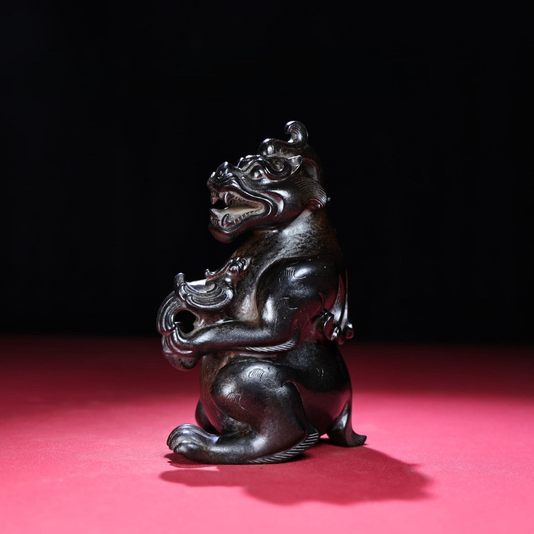 An Exquisite White Jade Auspicious Beast Ornament: An Exquisite White Jade Auspicious Beast Ornament,Qing Dynasty,China,Size:6.4inx4.4inx3in,Weight:1294g白玉瑞兽摆件,中国清代,Size:16.3cmx11.3