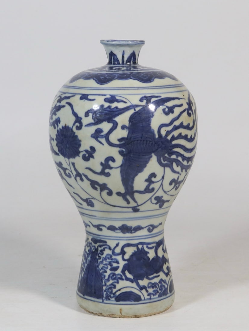 An Exquisite Blue and White Lotus and Phoenix Pattern Vase: An Exquisite Blue and White Lotus and Phoenix Pattern Vase,Ming Dynasty,China,Size:10.2in青花缠枝莲凤纹瓶,中国明代,Size:25.8cm