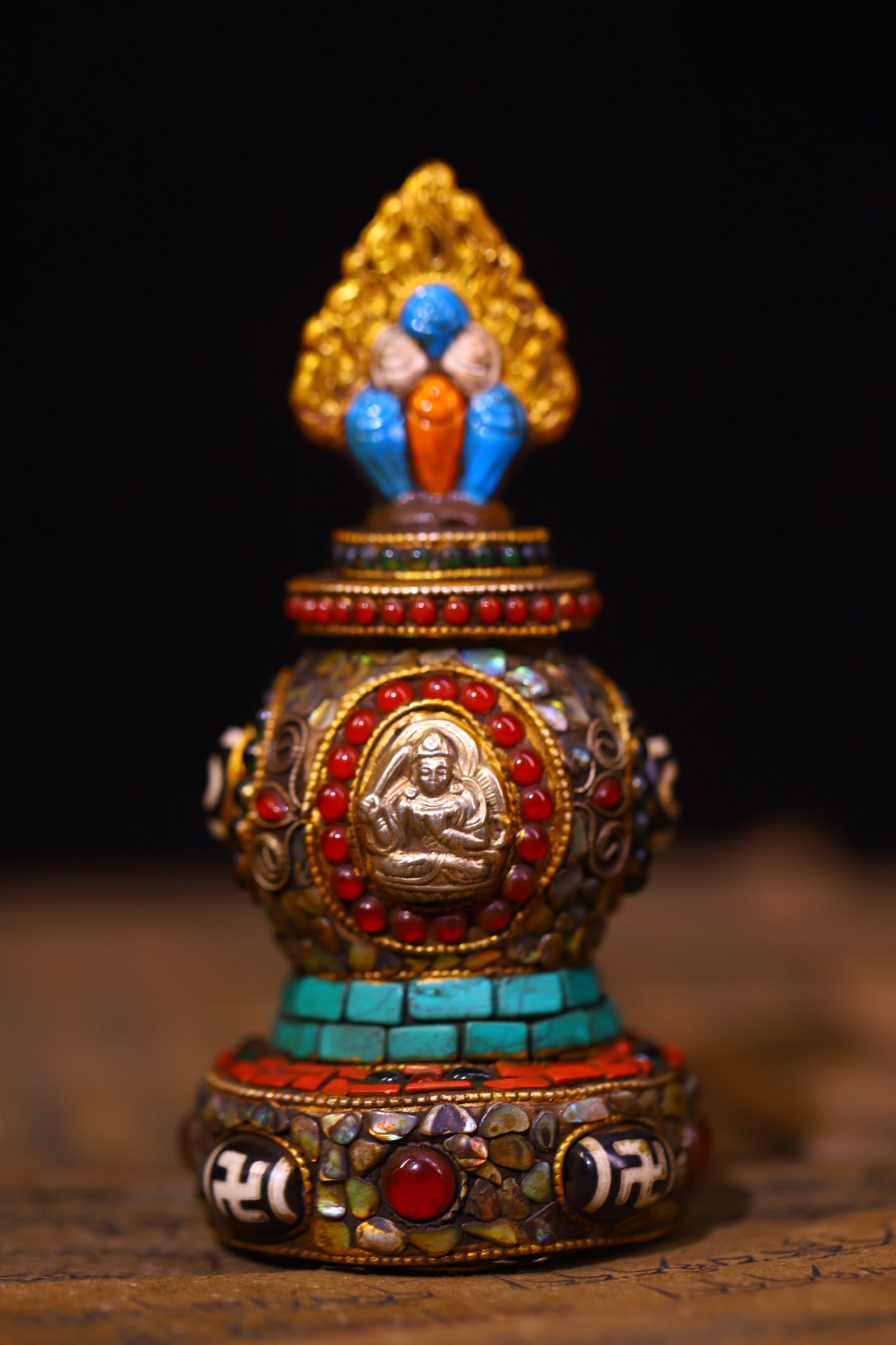 An Exquisite Crystal Inlaid Dzi Bead with Gems Pagoda: An Exquisite Crystal Inlaid Dzi Bead with Gems Pagoda,Qing Dynasty,ChinaSize:4.7inx6.cm,Weight:295g水晶镶天珠和宝石佛塔,中国