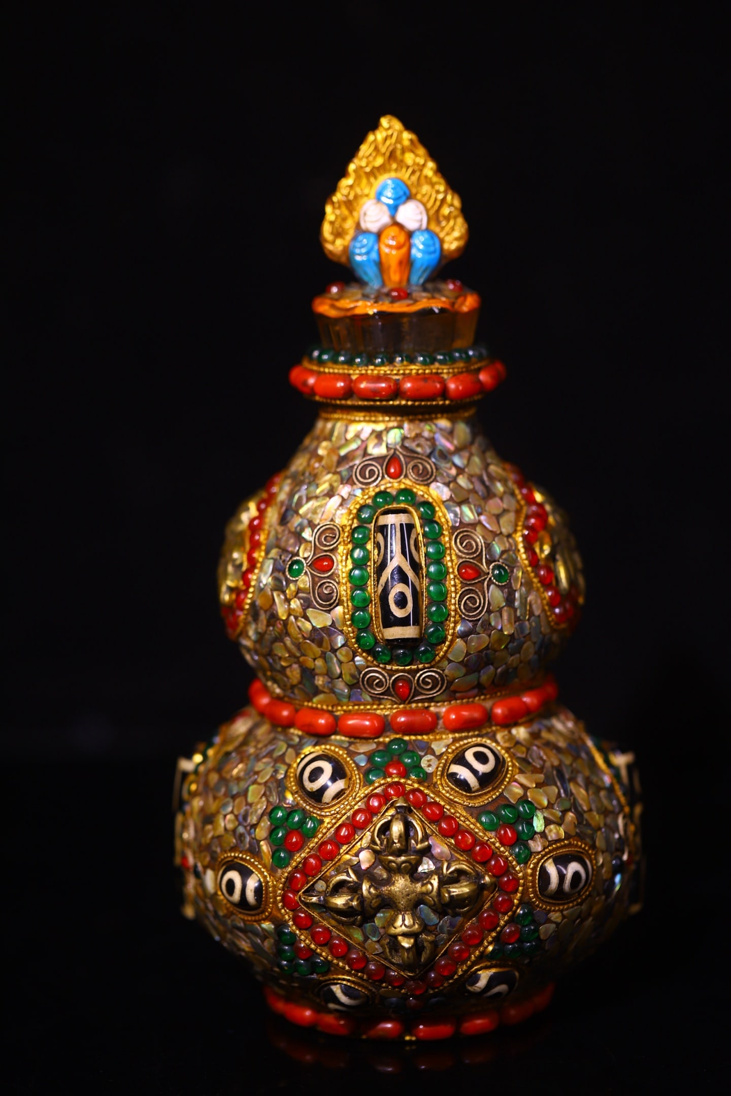An Exquisite Crystal Inlaid Dzi Bead with Gems Gourd Ornament: An Exquisite Crystal Inlaid Dzi Bead with Gems Gourd Ornament,Qing Dynasty,ChinaSize:7.9inx3.9in,Weight:800g水晶镶天珠和宝石葫芦摆