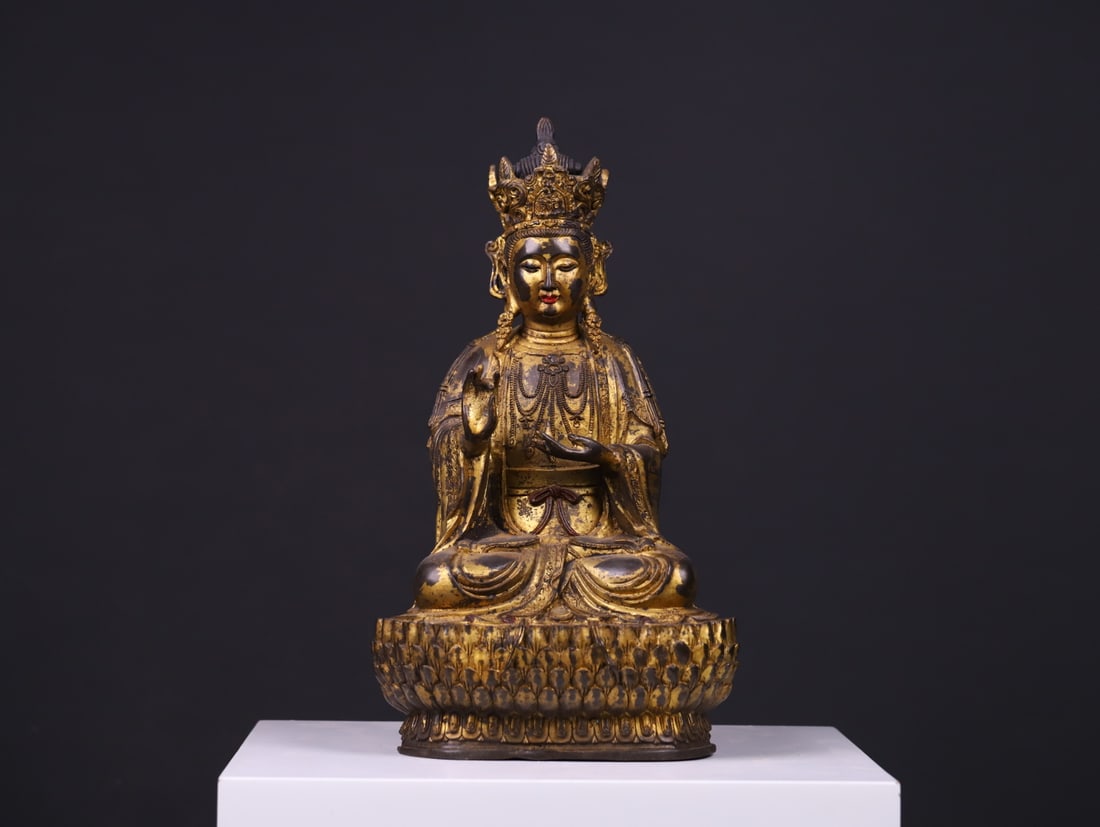 A Solemn Bronze Lacquer Gilt Statue of Avalokitesvara: A Solemn Bronze Lacquer Gilt Statue of Avalokitesvara,Ming Dynasty, ChinaSize:16.3inx8inx5.3in铜漆金观音像,中国明代,Size:41.5cmx20.2cmx13.4c