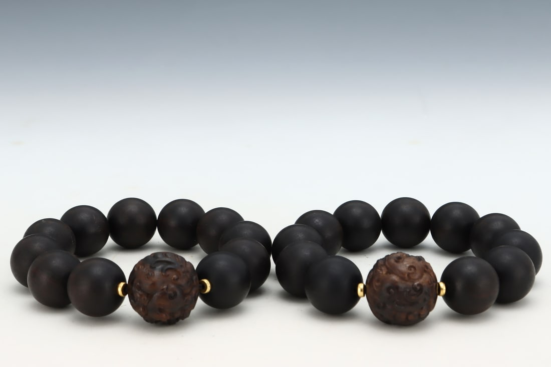 A Pair of Exquisite Eaglewood Auspicious Beast Bracelets: A Pair of Exquisite Eaglewood Auspicious Beast Bracelets,Qing Dynasty,ChinaSize:0.8in一对沉香木瑞兽手串,中国清代,Size:2cm
