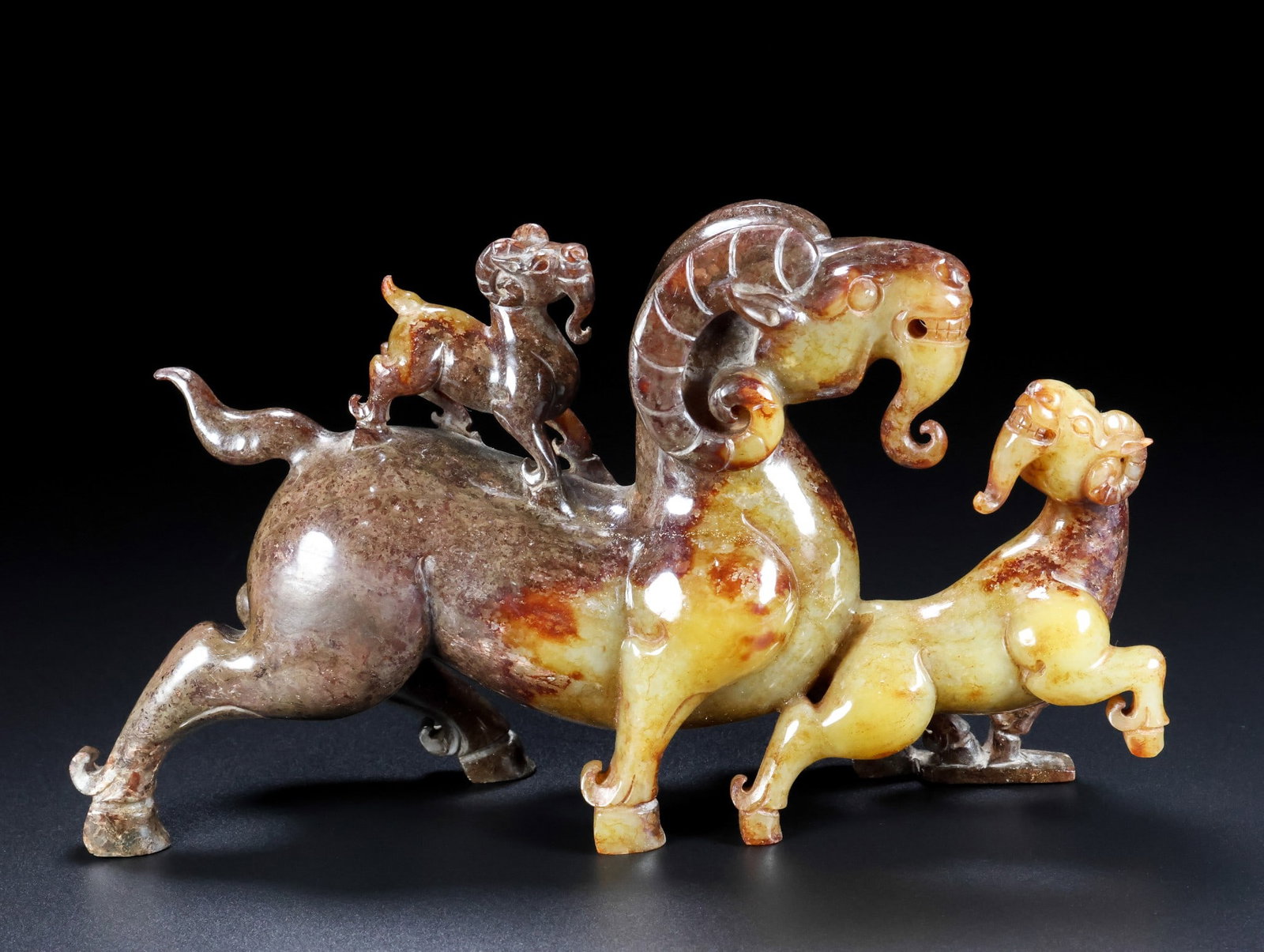 An Exquisite White Jade Sheep Ornament: An Exquisite White Jade Sheep Ornament,Qing Dynasty,China,Size:9.1inx5.1inx2.8in,Weight:1064g白玉羊摆件,中国清代,Size:23cmx13cmx7cm,Weight:1064g