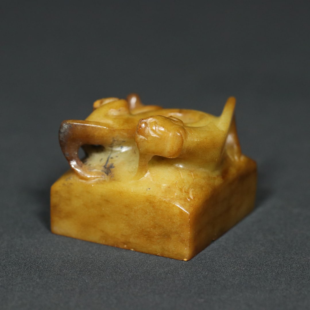 An Exquisite White Jade Chi-Dragon Pattern Seal: An Exquisite White Jade Chi-Dragon Pattern Seal,Han Dynasty,China,Size:1.3inx1.5inx1.5in,Weight:88g白玉螭龙纹印章,中国汉代,Size:3.3cmx