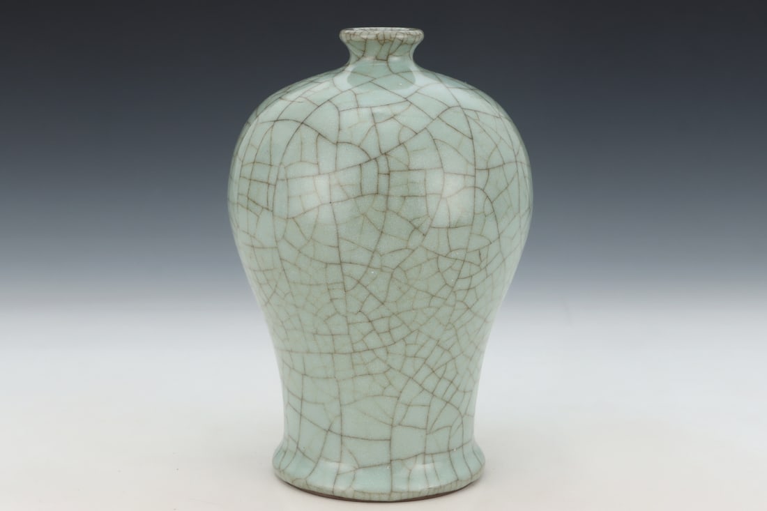 An Exquisite Guan yao Celadon Glazed Vase: An Exquisite Guan yao Celadon Glazed Vase Song Dynasty, China Size:7.5inx5in官窑青釉梅瓶 中国宋代 Size:19cmx12.8cm