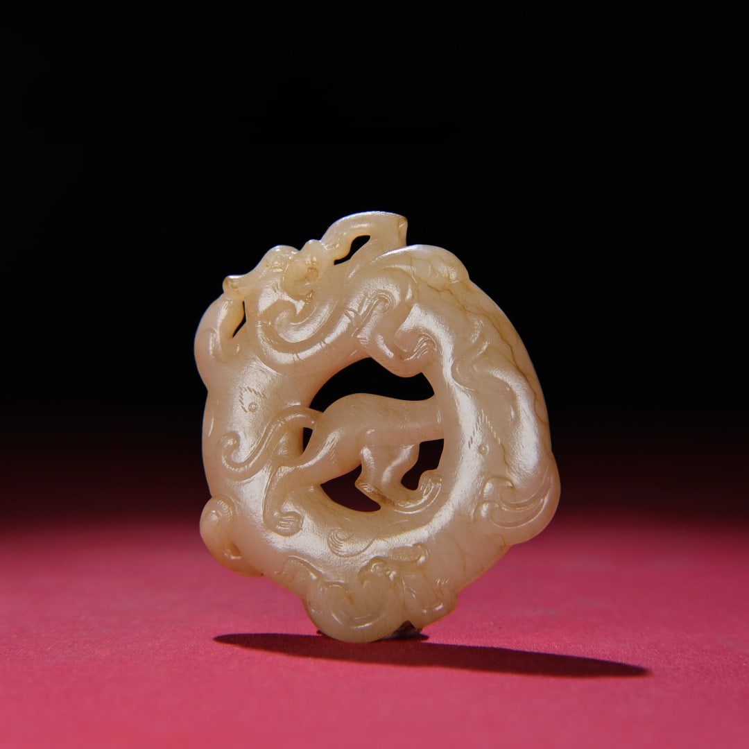 An Exquisite White Jade Tiger Pattern Pendant: An Exquisite White Jade Tiger Pattern Pendant,Qing Dynasty,China,Size:3inx2.7inx0.4in,Weight:91g白玉虎纹挂件,中国清代,Size:7.6cmx6.9cmx1.1cm