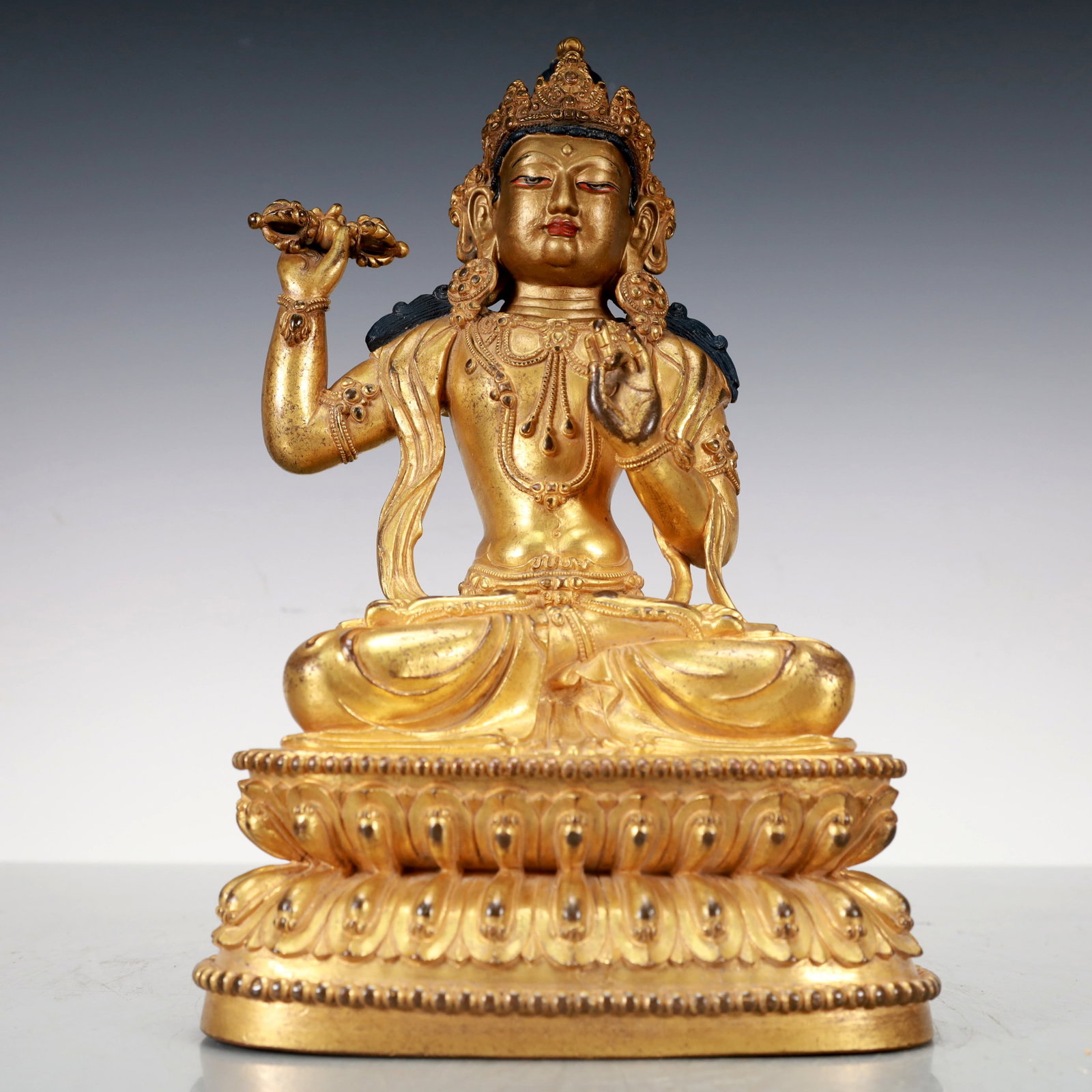A Exquisite Gilt Bronze Statue of Bodhisattva Buddha statue: A Exquisite Gilt Bronze Statue of Bodhisattva Buddha statue Ming Dynasty, China Size:6.7inx4.3inx10.2in Weight:2950g铜鎏金菩萨佛像